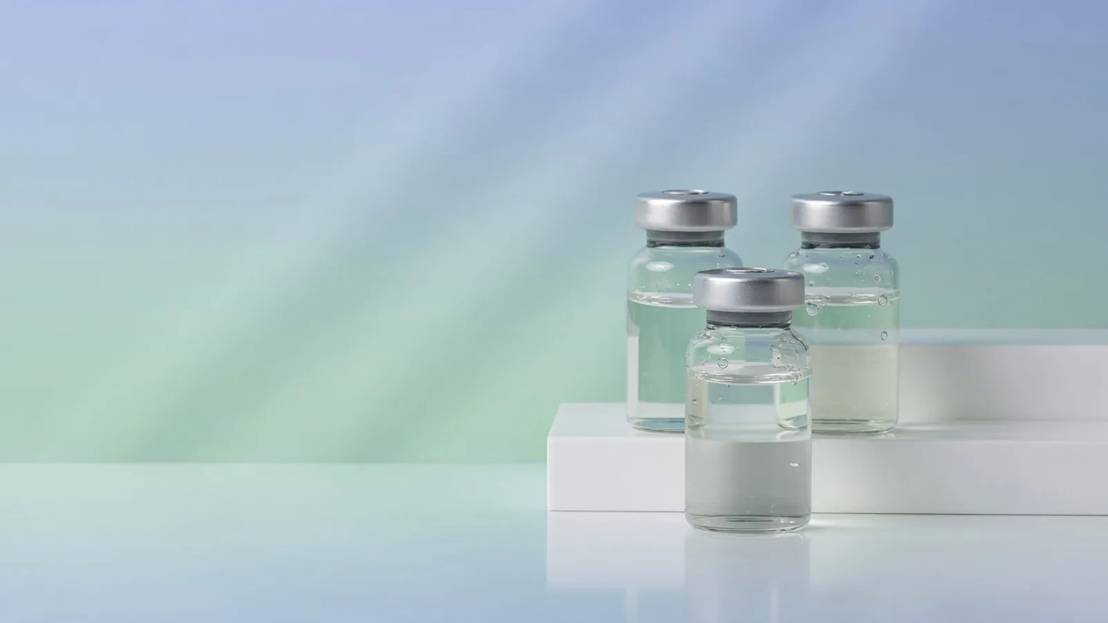 Blend vial labelled tesamorelin 5 mg and ipamorelin 5 mg next to a U-100 syringe drawn to 10 units